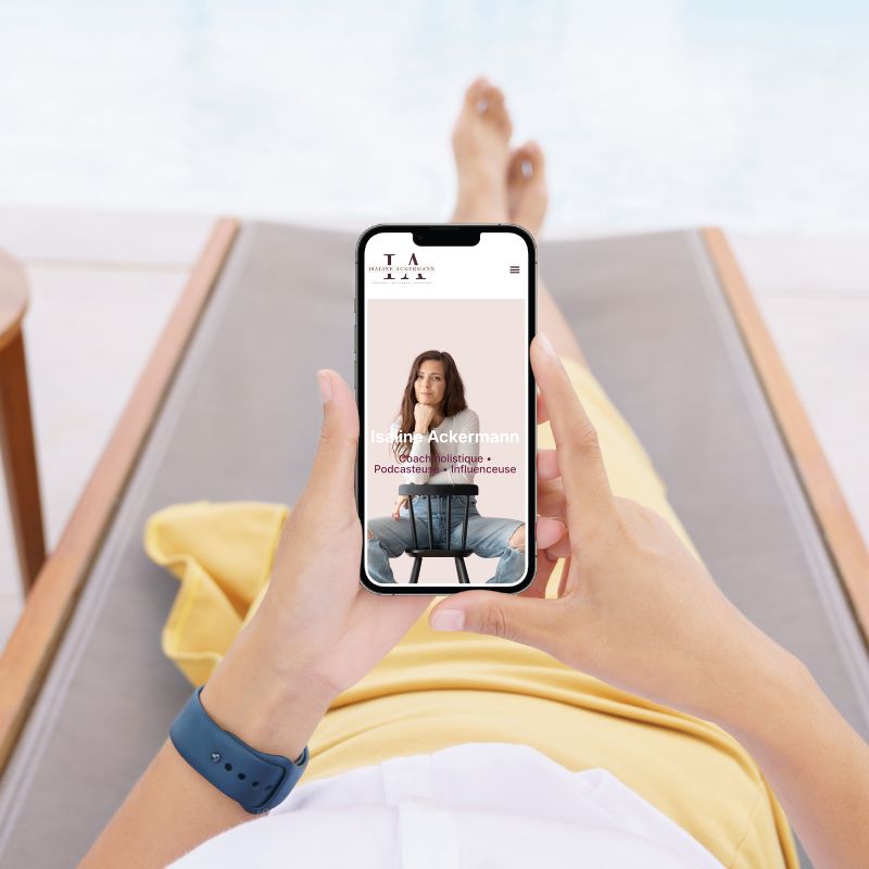 femme sur une chaise longue qui regarde son téléphone - mockup présentation site internet sur mesure