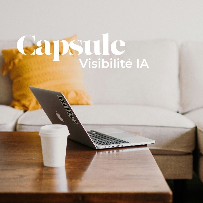 Ordinateur portable sur une table avec le texte Capsule Visibilité IA, atelier pour rendre son activité visible par les IA